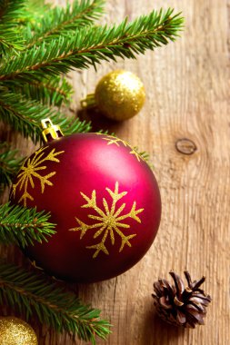 Noel dekor çam dalları ile