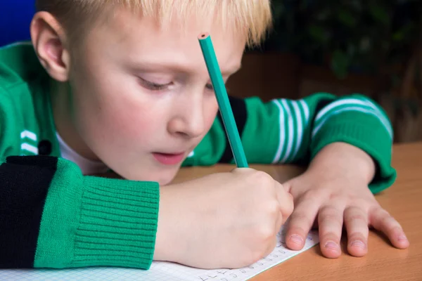 Menino fazendo lição de casa da escola — Fotografia de Stock