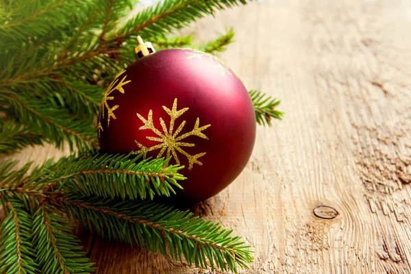 Pelota roja de Navidad con abeto —  Fotos de Stock