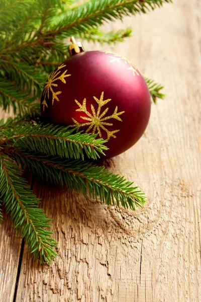 Pelota roja de Navidad con abeto —  Fotos de Stock