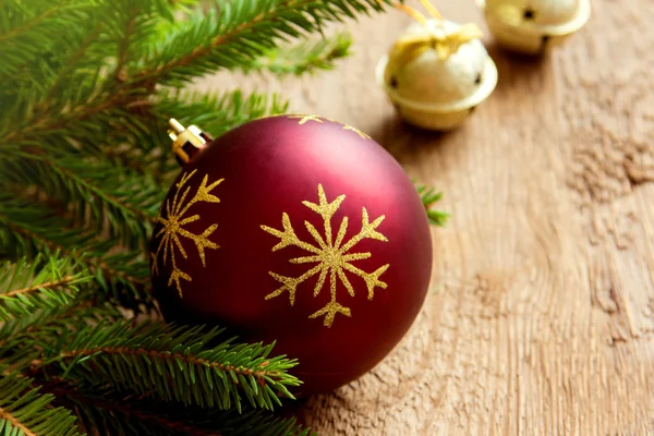 Bola de Natal vermelho com abeto — Fotografia de Stock