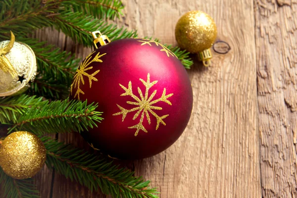 Pelota roja de Navidad con abeto —  Fotos de Stock