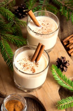 Tarçın yumurta likörü