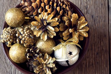 Noel süsler ve koniler