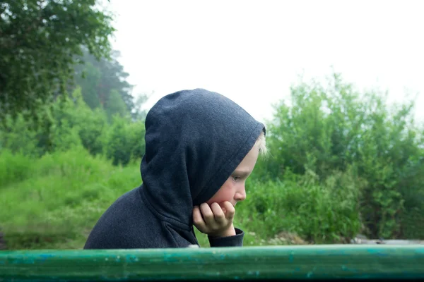 Расстроенный подросток сидит в одиночестве — стоковое фото