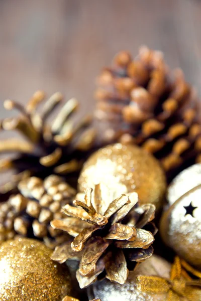 Kerst ornamenten en kegels — Stockfoto