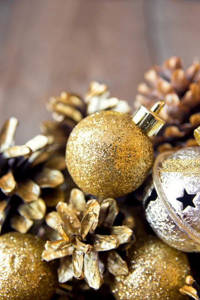 Kerst ornamenten en kegels — Stockfoto