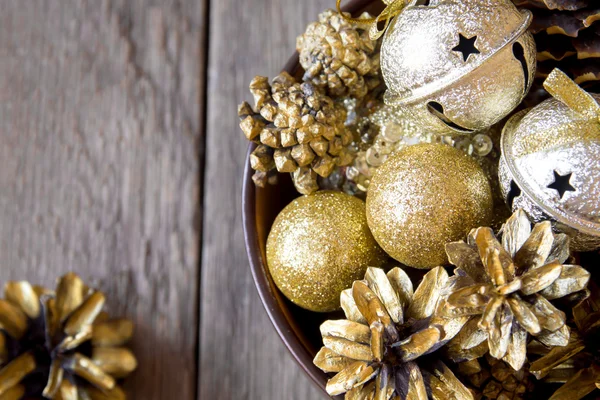 Kerst ornamenten en kegels — Stockfoto