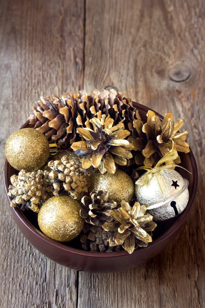 Enfeites de Natal e cones — Fotografia de Stock