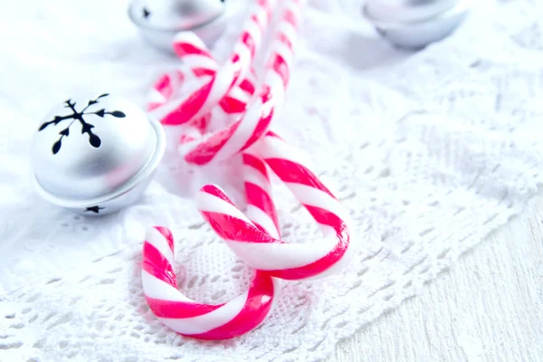 Weihnachtsdekoration mit Zuckerstangen — Stockfoto