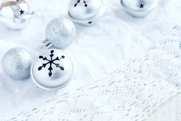 Decoração de Natal com ornamentos de prata — Fotografia de Stock