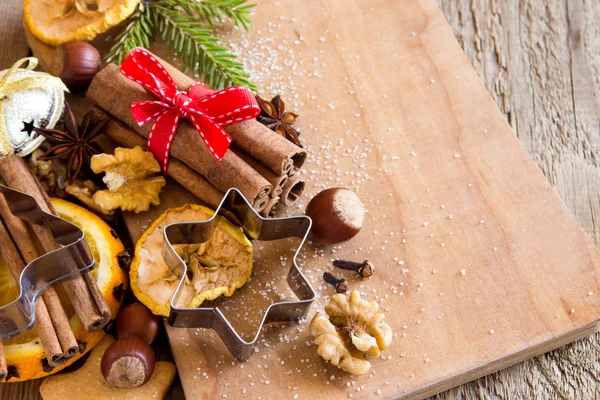 Especiarias de Natal, nozes e cortadores — Fotografia de Stock