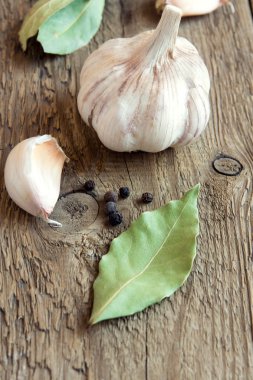 Sarımsak, defne yaprağı ve biber, baharatlar