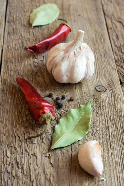 Sarımsak, defne yaprağı ve biber, baharatlar