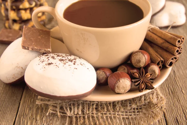 Chokolate quente, canela, nozes e anis — Fotografia de Stock