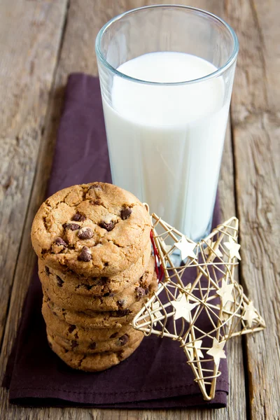 Μπισκότα με γάλα και το χριστουγεννιάτικο αστέρι — Φωτογραφία Αρχείου