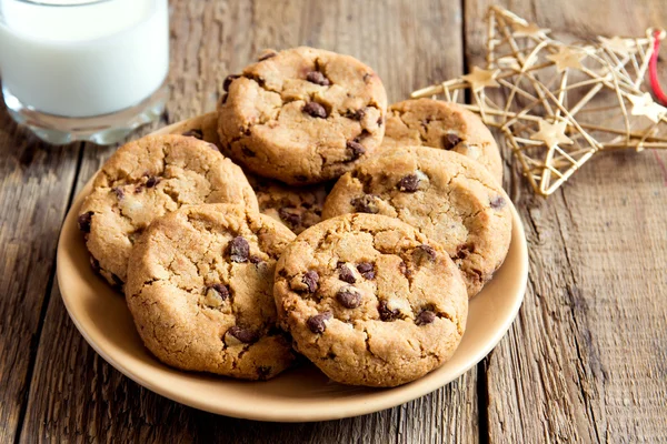 Soubory cookie s mlékem a vánoční hvězda — Stock fotografie