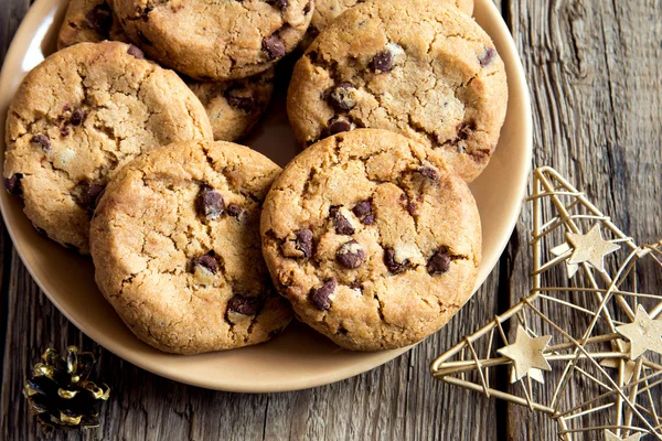 Galletas de chispas de chocolate con estrella de Navidad —  Fotos de Stock