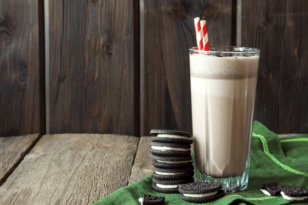 Batido de leite (batido de chocolate) com biscoitos — Fotografia de Stock