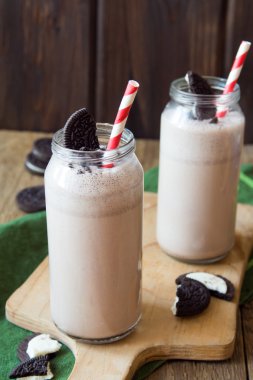 kurabiyeyle milkshake (çikolata güler yüzlü)