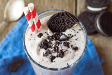 kurabiyeyle milkshake (çikolata güler yüzlü)