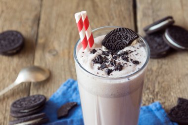kurabiyeyle milkshake (çikolata güler yüzlü)