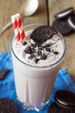 kurabiyeyle milkshake (çikolata güler yüzlü)