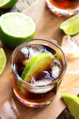 ROM ve cola Cuba Libre içki