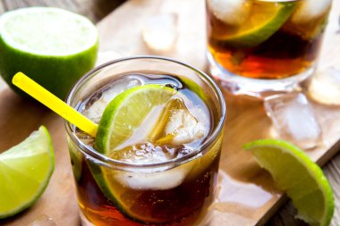 ROM ve cola Cuba Libre içki