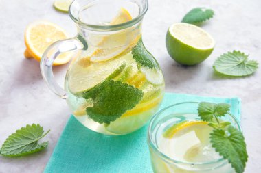 Detoks su kireç, limon ve nane ile