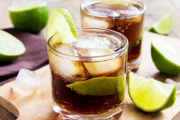 Rom och cola Cuba Libre drink — Stockfoto