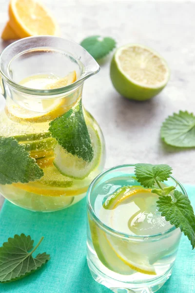 Detox water met kalk, citroen en mint — Stockfoto
