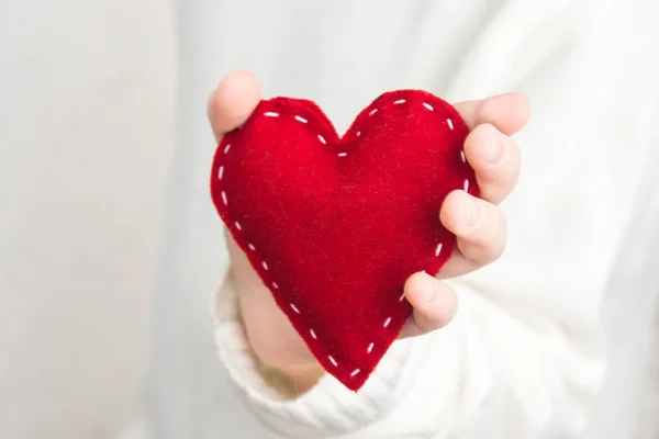 Kvinnlig hand med rött hjärta — Stockfoto