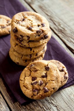 Çikolata parçacıklı kurabiye.