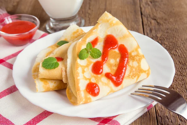 Pfannkuchen mit Erdbeersoße — Stockfoto