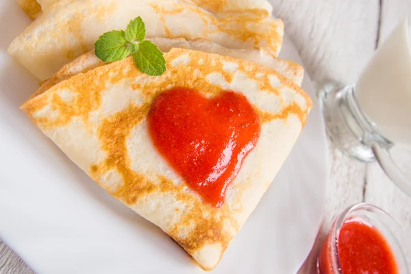 Çilek reçeli kalp ile Pancakes — Stok fotoğraf