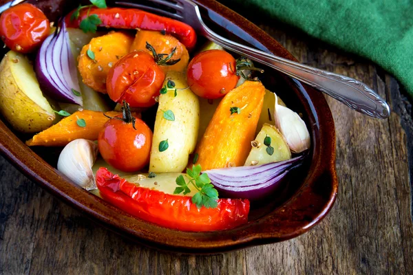 Horno rústico horneado verduras —  Fotos de Stock