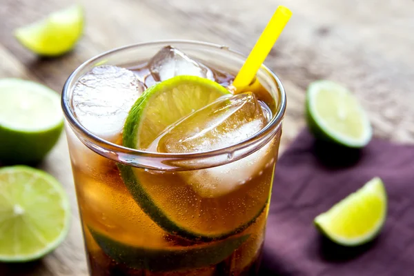 Rom och cola Cuba Libre drink — Stockfoto