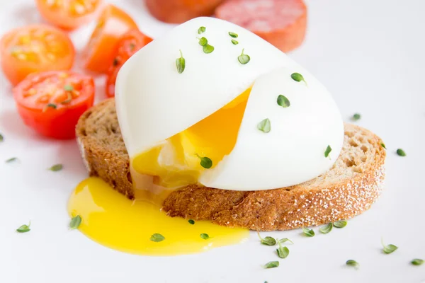 Huevo escalfado sobre pan — Foto de Stock