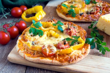 Sebze pizza ve malzemeler