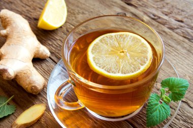 Çay limon, zencefil ve nane ile
