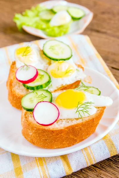 Bollos con huevos y verduras — Foto de Stock