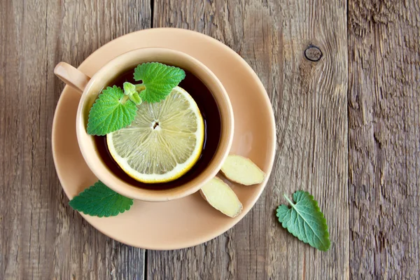 Te med citron, ingefära och mynta — Stockfoto