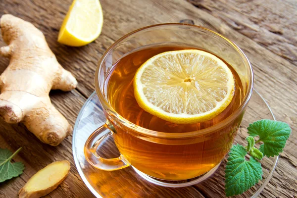 Чай с лимоном, имбирем и мятой — стоковое фото