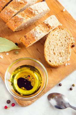 ciabatta ekmeği baharatlı zeytinyağı ile