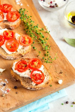 Domates ve peynirli bruschetta.