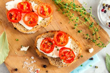 Domates ve peynirli bruschetta.