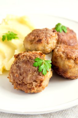 Köfte Patates püresi ile
