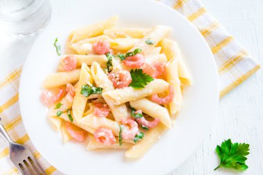 Penne makarna karides, krem sos ile