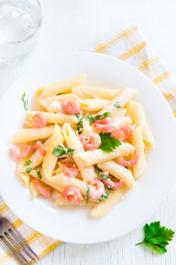 Penne makarna karides, krem sos ile